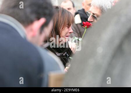 L'actrice française Michele Bernier aux funérailles de son père, humoriste et fondateur de 'Hara Kiri', Georges Bernier, alias 'Professeur Choron', au cimetière Montparnasse, à Paris, le 14 janvier 2005. Photo par Gorassini-Mousse/ABACA. Banque D'Images