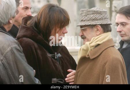 L'actrice française Michele Bernier avec le musicien Marcel Zanini aux funérailles de son père, humoriste et fondateur de 'Hara Kiri', Georges Bernier, alias 'Professeur Choron', au cimetière Montparnasse, le 14 janvier 2005. Photo par Gorassini-Mousse/ABACA. Banque D'Images