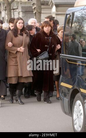 L'actrice française Michele Bernier et sa fille Charlotte assistent aux funérailles de son père, humoriste et fondateur de 'Hara Kiri', Georges Bernier, alias 'Professeur Choron', au cimetière Montparnasse, à Paris, en France, le 14 janvier 2005. Photo par Gorassini-Mousse/ABACA. Banque D'Images