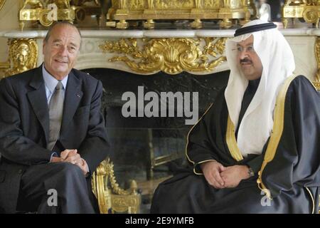 Le président français Jacques Chirac reçoit le président irakien Ghazi Al Yawar pour un déjeuner de travail au Palais de l'Elysée à Paris, le 13 janvier 2005. Ghazi Al Yawar est à Paris pour des réunions de clôture avec des responsables français à la veille des élections irakiennes qui doivent avoir lieu le 30 janvier. Photo par Facelly/Pool/ABACA. Banque D'Images