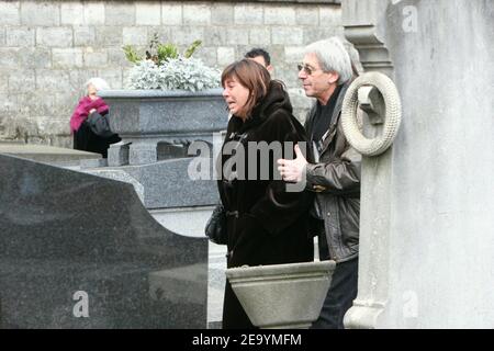 L'actrice française Michele Bernier aux funérailles de son père, humoriste et fondateur de 'Hara Kiri', Georges Bernier, alias 'Professeur Choron', au cimetière Montparnasse, à Paris, le 14 janvier 2005. Photo par Gorassini-Mousse/ABACA. Banque D'Images