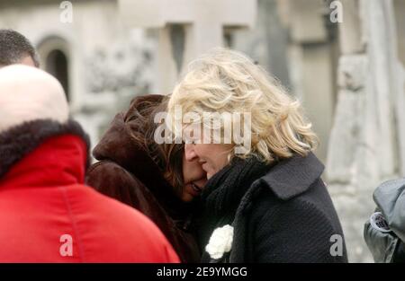 L'actrice française Michele Bernier avec l'actrice Charlotte de Turckheim aux funérailles de son père, humoriste et fondateur de 'Hara Kiri', Georges Bernier, alias 'Professeur Choron', au cimetière Montparnasse, à Paris, le 14 janvier 2005. Photo par Gorassini-Mousse/ABACA. Banque D'Images