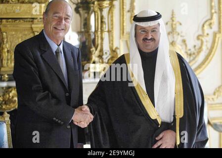 Le président français Jacques Chirac reçoit le président irakien Ghazi Al Yawar pour un déjeuner de travail au Palais de l'Elysée à Paris, le 13 janvier 2005. Ghazi Al Yawar est à Paris pour des réunions de clôture avec des responsables français à la veille des élections irakiennes qui doivent avoir lieu le 30 janvier. Photo par Facelly/Pool/ABACA. Banque D'Images