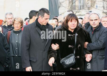 L'actrice française Michele Bernier avec l'ex-mari Bruno Gaccio aux funérailles de son père, humoriste et fondateur de 'Hara Kiri', Georges Bernier, alias 'Professeur Choron', au cimetière Montparnasse, à Paris, en France, le 14 janvier 2005. Photo par Gorassini-Mousse/ABACA. Banque D'Images