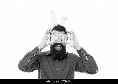 Je vois que le printemps arrive. L'homme barbu tient des œufs comme des verres. Hipster porter des oursons de lapin. Lapin apportant des œufs au printemps. Saison de printemps. Célébration de l'équinoxe de printemps. Fête des fêtes. Banque D'Images