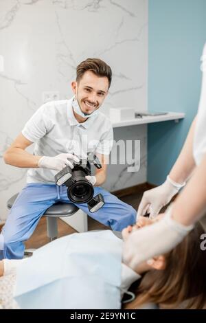 Dentiste photographiant le résultat de son travail Banque D'Images