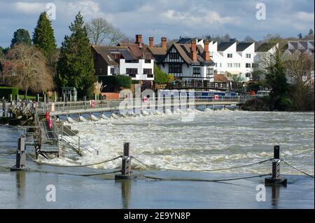 Marlow, Buckinghamshire, Royaume-Uni. 6 février 2021. Un courant fort dans l'eau à Marlow Lock. Un avertissement d'inondation est en place pour la Tamise à Marlow, après une période de précipitations récentes. Il est conseillé aux résidents vivant près de la Tamise d'activer leurs produits de protection contre les inondations. Des inondations sont attendues. Les niveaux de la rivière restent élevés et le sentier de la Tamise est inondé. L'Agence de l'environnement s'attend à ce que le niveau des rivières augmente de nouveau ce week-end en raison de la pluie prévue et de la neige possible. Crédit : Maureen McLean/Alay Banque D'Images