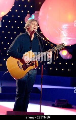 Le chanteur français Yves Duteil interprète pendant le spectacle télévisé 'Solidarite Asie' présenté par Michel Drucker sur la chaîne de télévision France 2 le 16 janvier 2005, au profit des victimes du tsunami en Asie du Sud. Photo de Jean-Jacques Datcary/ABACA. Banque D'Images