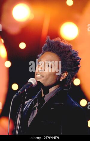 La chanteuse française Corneille interprète au cours de l'émission télévisée "Solidarite Asie" présentée par Michel Drucker sur la chaîne TV France 2 le 16 janvier 2005, au profit des victimes du tsunami en Asie du Sud. Photo de Jean-Jacques Datcary/ABACA. Banque D'Images