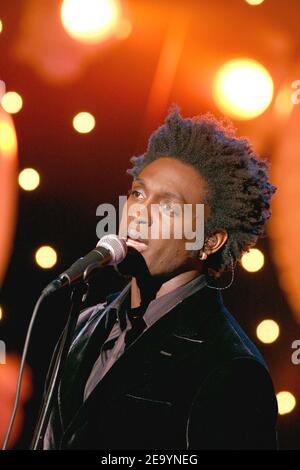 La chanteuse française Corneille interprète au cours de l'émission télévisée "Solidarite Asie" présentée par Michel Drucker sur la chaîne TV France 2 le 16 janvier 2005, au profit des victimes du tsunami en Asie du Sud. Photo de Jean-Jacques Datcary/ABACA. Banque D'Images