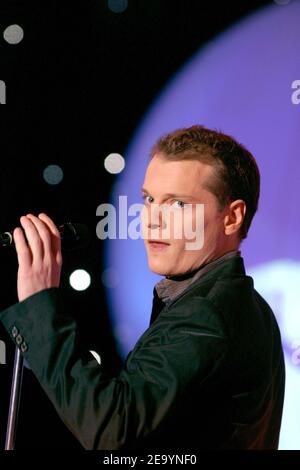 La chanteuse française Benabar interprète au cours de l'émission télévisée "Solidarite Asie" présentée par Michel Drucker sur la chaîne TV France 2 le 16 janvier 2005, au profit des victimes du tsunami en Asie du Sud. Photo de Jean-Jacques Datcary/ABACA. Banque D'Images