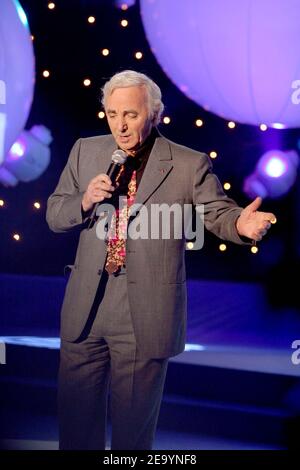 Le chanteur français Charles Aznavour se présentant lors de l'émission télévisée "Solidarite Asie" présentée par Michel Drucker sur la chaîne TV France 2 le 16 janvier 2005, au profit des victimes du tsunami en Asie du Sud. Photo de Jean-Jacques Datcary/ABACA. Banque D'Images