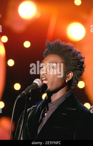 La chanteuse française Corneille interprète au cours de l'émission télévisée "Solidarite Asie" présentée par Michel Drucker sur la chaîne TV France 2 le 16 janvier 2005, au profit des victimes du tsunami en Asie du Sud. Photo de Jean-Jacques Datcary/ABACA. Banque D'Images