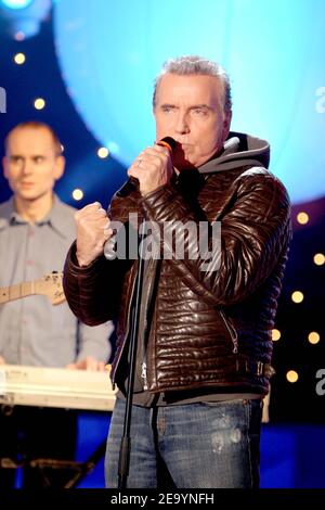 Bernard Lavilliers, chanteur français, interprète au cours de l'émission télévisée "Solidarite Asie" présentée par Michel Drucker sur la chaîne TV France 2 le 16 janvier 2005, au profit des victimes du tsunami en Asie du Sud. Photo de Jean-Jacques Datcary/ABACA. Banque D'Images