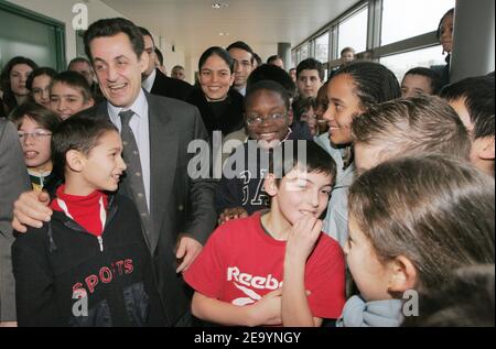 Nicolas Sarkozy, en tant que président du Conseil général des hauts-de-Seine, rencontre des enseignants et des étudiants du 4ème Collège d'Asnieres, près de Paris, le 17 janvier 2005, dans le cadre de sa décision de visiter chaque semaine une ville de son département. Photo de Mousse/ABACA. Banque D'Images