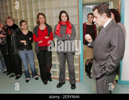 Nicolas Sarkozy, en tant que président du Conseil général des hauts-de-Seine, rencontre des enseignants et des étudiants du 4ème Collège d'Asnieres, près de Paris, le 17 janvier 2005, dans le cadre de sa décision de visiter chaque semaine une ville de son département. Photo de Mousse/ABACA. Banque D'Images