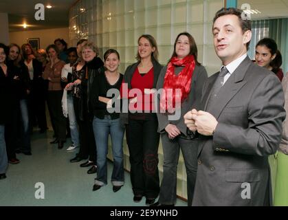 Nicolas Sarkozy, en tant que président du Conseil général des hauts-de-Seine, rencontre des enseignants et des étudiants du 4ème Collège d'Asnieres, près de Paris, le 17 janvier 2005, dans le cadre de sa décision de visiter chaque semaine une ville de son département. Photo de Mousse/ABACA. Banque D'Images