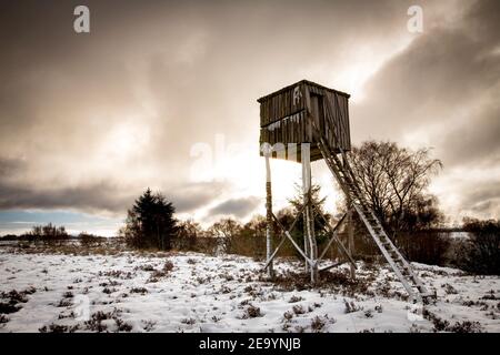 La tour de tir sur la colline au-dessus de Glen Coiltie près de Drumnadrochit dans les Highlands d'Écosse. Banque D'Images