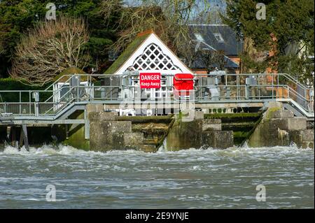 Marlow, Buckinghamshire, Royaume-Uni. 6 février 2021. Verrou Marlow. Un avertissement d'inondation est en place pour la Tamise à Marlow, après une période de précipitations récentes. Il est conseillé aux résidents vivant près de la Tamise d'activer leurs produits de protection contre les inondations. Des inondations sont attendues. Les niveaux de la rivière restent élevés et le sentier de la Tamise est inondé. L'Agence de l'environnement s'attend à ce que le niveau des rivières augmente de nouveau ce week-end en raison de la pluie prévue et de la neige possible. Crédit : Maureen McLean/Alay Banque D'Images