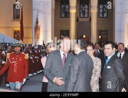 Le roi Juan Carlos et la reine Sofia d'Espagne avec le roi Mohammed VI du Maroc et la princesse Lalla Salma inaugurent une exposition sur l'Espagne et le Maroc au Théâtre Royal de Marrakech, au Maroc, le 17 janvier 2005, dans le cadre d'une visite d'État de deux jours dans le pays. Photo par Abd Rabbo-Nebinger/ABACA. Banque D'Images