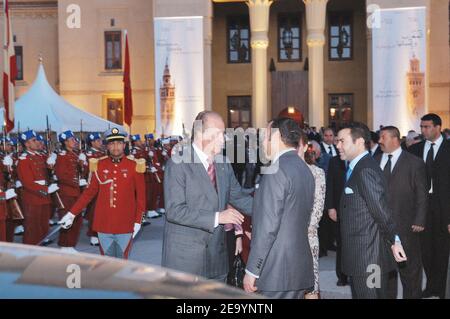 Le roi Juan Carlos et la reine Sofia d'Espagne avec le roi Mohammed VI du Maroc et la princesse Lalla Salma inaugurent une exposition sur l'Espagne et le Maroc au Théâtre Royal de Marrakech, au Maroc, le 17 janvier 2005, dans le cadre d'une visite d'État de deux jours dans le pays. Photo par Abd Rabbo-Nebinger/ABACA. Banque D'Images