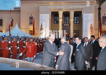 Le roi Juan Carlos et la reine Sofia d'Espagne avec le roi Mohammed VI du Maroc et la princesse Lalla Salma inaugurent une exposition sur l'Espagne et le Maroc au Théâtre Royal de Marrakech, au Maroc, le 17 janvier 2005, dans le cadre d'une visite d'État de deux jours dans le pays. Photo par Abd Rabbo-Nebinger/ABACA. Banque D'Images