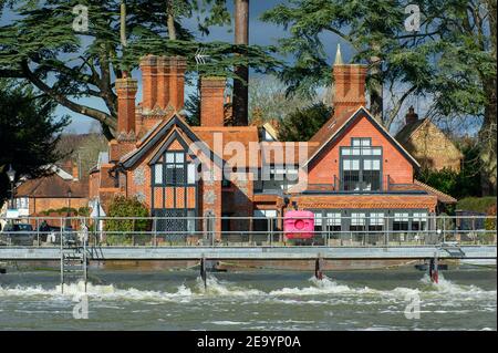 Marlow, Buckinghamshire, Royaume-Uni. 6 février 2021. Un avertissement d'inondation est en place pour la Tamise à Marlow, après une période de précipitations récentes. Il est conseillé aux résidents vivant près de la Tamise d'activer leurs produits de protection contre les inondations. Des inondations sont attendues. Les niveaux de la rivière restent élevés et le sentier de la Tamise est inondé. L'Agence de l'environnement s'attend à ce que le niveau des rivières augmente de nouveau ce week-end en raison de la pluie prévue et de la neige possible. Crédit : Maureen McLean/Alay Banque D'Images