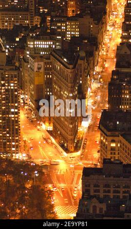 Vue nocturne de l'Flat Iron Bulding depuis l'Empire State Bulding, au Madison Square Park à Manhattan, New York City, USA, le 16 novembre 2004. Photo de François-Xavier Lamperti/ABACA. Banque D'Images