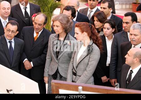 La princesse Lalla Salma du Maroc et la reine Sofia d'Espagne visitent un centre de réhabilitation pour les jeunes à Tanger-Maroc le 19 janvier 2005 le dernier jour d'une visite d'État de trois jours au Maroc du roi Juan Carlos et de la reine Sofia d'Espagne. Photo par Abd Rabbo-Nebinger/ABACA. Banque D'Images