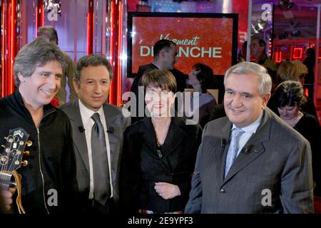 (G-D) le chanteur français Yves Duteil, le présentateur de télévision Michel Drucker, le Premier ministre français Jean-Pierre Raffarin et sa femme Anne-Marie lors de l'enregistrement de l'émission télévisée de Drucker 'vivre Dimanche' au Studio Gabriel à Paris, France, le 19 janvier 2005. Spécialement dédié à Raffarin, le spectacle sera diffusé le dimanche 23 janvier sur la chaîne de télévision France 2. Photo de Jean-Jacques Datcary/ABACA. Banque D'Images