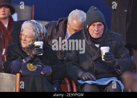 Le Président George W Bush avec la première dame participe à l'événement "UNE célébration de la liberté". À l'Ellipse, le mardi 19 2005 janvier à Washington. Photo de Douliery-Khayat/ABACA. Banque D'Images