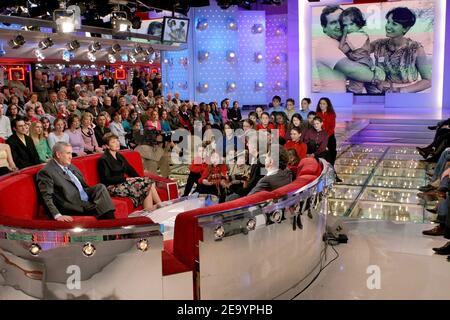 (G-D) Premier ministre français Jean-Pierre Raffarin, son épouse Anne-Marie, le chanteur Yves Duteil et le présentateur de télévision Michel Drucker lors de la lecture de l'émission télévisée de Drucker 'vivre Dimanche' au Studio Gabriel à Paris, France, le 19 janvier 2005. Spécialement dédié à Raffarin, le spectacle sera diffusé le dimanche 23 janvier sur la chaîne de télévision France 2. Photo de Jean-Jacques Datcary/ABACA. Banque D'Images