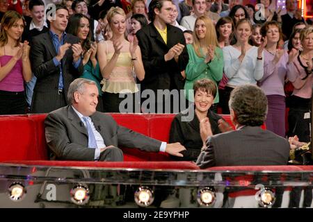 Le Premier ministre français Jean-Pierre Raffarin avec sa femme Anne-Marie et le présentateur de télévision Michel Drucker lors de l'enregistrement de l'émission télévisée de Drucker 'vivre Dimanche' au Studio Gabriel à Paris, France, le 19 janvier 2005. Spécialement dédié à Raffarin, le spectacle sera diffusé le dimanche 23 janvier sur la chaîne de télévision France 2. Photo de Jean-Jacques Datcary/ABACA. Banque D'Images