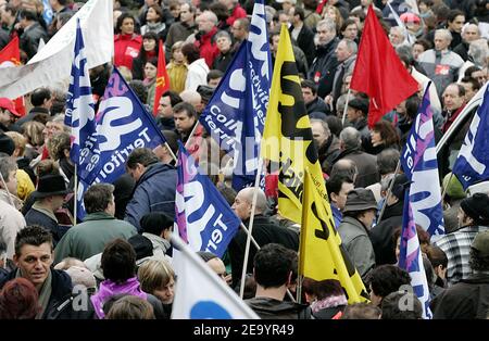 Environ 15,000 fonctionnaires manifestent à Bordeaux, dans le sud-ouest de la France, le jeudi 20 janvier 2005. Des milliers d'enseignants, de travailleurs hospitaliers et de fonctionnaires ont quitté le travail jeudi dans toute la France, dans une vague de grèves visant le gouvernement conservateur sur les salaires et les prestations. Photo de Patrick Bernard/ABACA. Banque D'Images