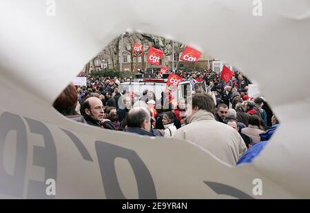 Environ 15,000 fonctionnaires manifestent à Bordeaux, dans le sud-ouest de la France, le jeudi 20 janvier 2005. Des milliers d'enseignants, de travailleurs hospitaliers et de fonctionnaires ont quitté le travail jeudi dans toute la France, dans une vague de grèves visant le gouvernement conservateur sur les salaires et les prestations. Photo de Patrick Bernard/ABACA. Banque D'Images