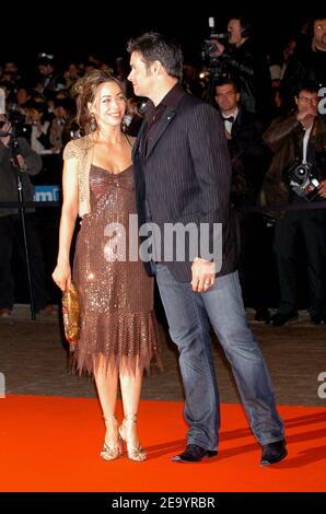 Le chanteur canadien Roch Voisine et son épouse arrivent à la 6e édition des NRJ Music Awards au Palais des Festival de Cannes, en France, le 22 janvier 2005. Photo de Klein-Nebinger/ABACA. Banque D'Images