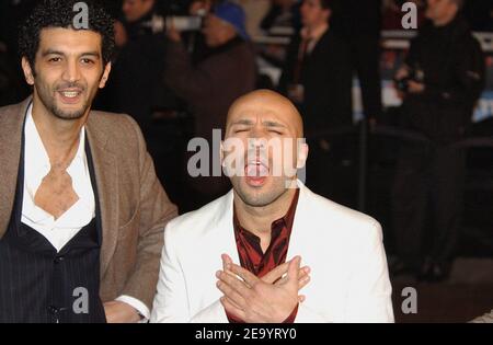 Les humoristes français Eric et Ramzy arrivent à la 6e édition des NRJ Music Awards au Palais des Festival de Cannes, France, le 22 janvier 2005. Photo par Steeve/ABACA. Banque D'Images