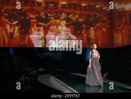 Le top modèle britannique Naomi Campbell présente une création du couturier italien Valentino lors de la présentation de sa collection Printemps-été haute-Couture 2005 à Paris, en France, le 24 janvier 2005. Photo de Klein-Nebinger/ABACA. Banque D'Images