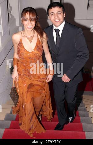 Faudel, chanteur de la rai d'origine algérienne, et sa femme Anissa arrivent au bal de haute-Couture organisé par le couturier libanais Elie Saab à la Maison Baccarat à Paris, en France, le 24 janvier 2005. Photo de Benoit Pinguet/ABACA. Banque D'Images