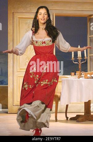 L'actrice brésilienne Cristiana Reali joue dans la pièce 'la Locandiera' au Théâtre Antoine à Paris, France, le 24 janvier 2005. Photo de Giancarlo Gorassini/ABACA. Banque D'Images