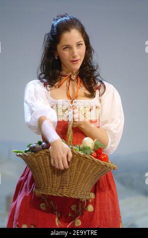 L'actrice brésilienne Cristiana Reali joue dans la pièce 'la Locandiera' au Théâtre Antoine à Paris, France, le 24 janvier 2005. Photo de Giancarlo Gorassini/ABACA. Banque D'Images