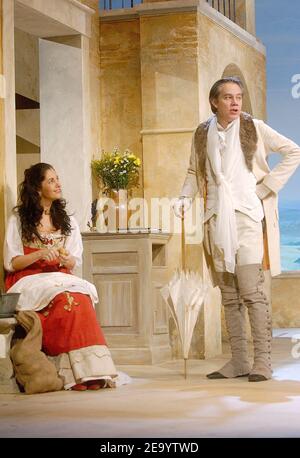 L'actrice brésilienne Cristiana Reali et Pierre Cassignard jouent dans la pièce 'la Locandiera' au Théâtre Antoine à Paris, en France, le 24 janvier 2005. Photo de Giancarlo Gorassini/ABACA. Banque D'Images