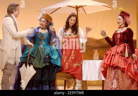 L'actrice brésilienne Cristiana Reali (2e R) joue dans la pièce 'la Locandiera' au Théâtre Antoine à Paris, France, le 24 janvier 2005. Photo de Giancarlo Gorassini/ABACA. Banque D'Images