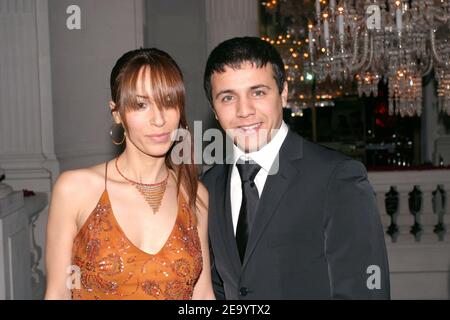 Faudel, chanteur de la rai d'origine algérienne, et sa femme Anissa arrivent au bal de haute-Couture organisé par le couturier libanais Elie Saab à la Maison Baccarat à Paris, en France, le 24 janvier 2005. Photo de Benoit Pinguet/ABACA. Banque D'Images