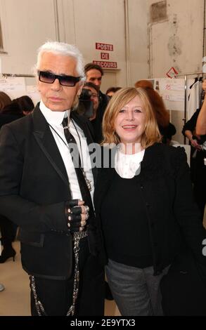 Le couturier allemand Karl Lagerfeld avec la chanteuse britannique Marianne Faithfull après la présentation de sa collection printemps-été haute-Couture 2005 pour la maison de mode française Chanel aux ateliers Berthier à Paris, France, le 25 janvier 2005. Photo de Klein-Nebinger/ABACA. Banque D'Images