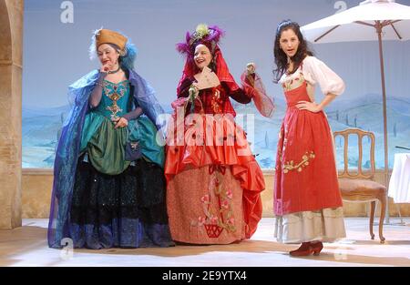 L'actrice brésilienne Cristiana Reali (R) joue dans la pièce 'la Locandiera' au Théâtre Antoine à Paris, en France, le 24 janvier 2005. Photo de Giancarlo Gorassini/ABACA. Banque D'Images