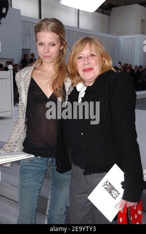 La chanteuse britannique Marianne Faithfull (R) et la mannequin britannique Theodora Richards, fille de Rolling Stone Keith Richards, assistent à la présentation de la collection printemps-été haute-Couture 2005 par le designer allemand Karl Lagerfeld pour la maison de mode française Chanel aux ateliers Berthier à Paris, en France, le 25 janvier 2005. Photo de Klein-Nebinger/ABACA. Banque D'Images