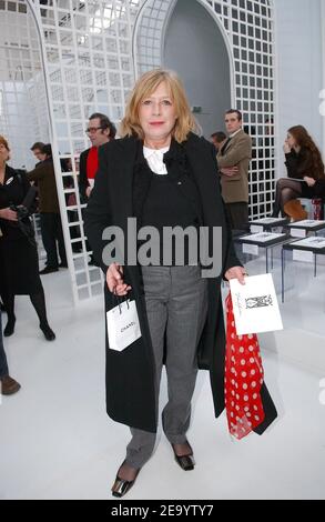 La chanteuse britannique Marianne Faithfull assiste à la présentation de la collection printemps-été haute-Couture 2005 par le designer allemand Karl Lagerfeld pour la maison de mode française Chanel aux ateliers Berthier à Paris, en France, le 25 janvier 2005. Photo de Klein-Nebinger/ABACA. Banque D'Images