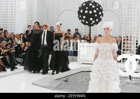 Le designer allemand Karl Lagerfeld flanqué de modèles (Luca Gadjus - à droite) sur la piste de la présentation de la collection Chanel haute-Couture Printemps-été 2005 à Paris, France, le 25 janvier 2005. Photo de Java/ABACA Banque D'Images