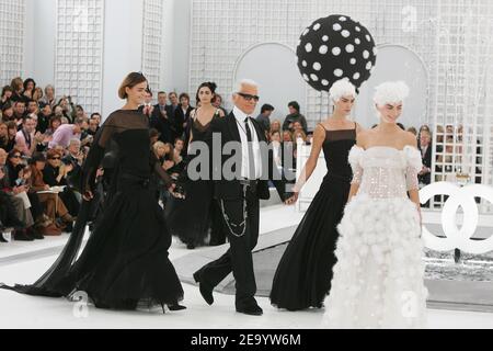 Le designer allemand Karl Lagerfeld flanqué de modèles (Luca Gadjus - à droite) marche sur la piste pour la présentation de la collection Chanel haute-Couture Printemps-été 2005 à Paris, France, le 25 janvier 2005. Photo de Java/ABACA Banque D'Images